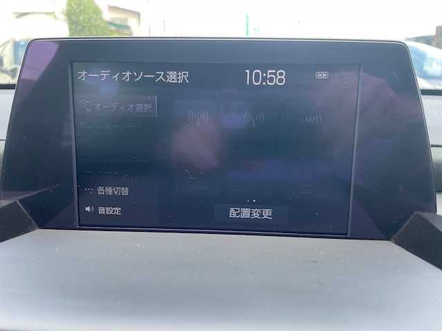 トヨタ クラウン ハイブリッド RS アドバンス 三重県 2018(平30)年 7.3万km ホワイトパールクリスタルシャイン メーカーオプション/・ムーンルーフ/・デジタルインナーミラー/・電動サンシェード/セーフティセンス/・レーントレーシングアシスト/・レーダークルーズコントロール/・プリクラッシュセーフティ/・アダプティブハイビーム/・ロードサインアシスト/・先行車発進告知機能/ブライドスポットモニター/リアクロストラフィックオートブレーキ/リアクロストラフィックアラート/1オーナー/純正SDナビ/フルセグTV/【CD/DVD/BD/SD/BT/Miracast/USB/AUX】/バックカメラ/ビルトインETC/ドライブレコーダー/パドルシフト/カラーヘッドアップディスプレイ/ハーフレザーシート/D/N席パワーシート/D/N席シートヒーター/ステアリングヒーター/オートライト/三眼LEDヘッドランプ/デイライト/シーケンシャルターンランプ/フロントフォグランプ/225/45R18インチ純正スパッタリングAW/プッシュスタート/スマートキー/カードキー/純正フロアマット