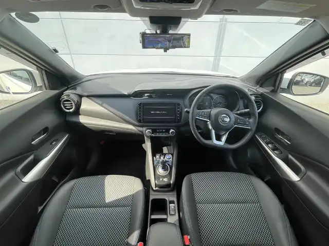 日産 キックス X 千葉県 2020(令2)年 1.9万km ブリリアントホワイトパール プロパイロット/・衝突軽減ブレーキ/レーンキープアシスト/・レーダークルーズコントロール/オートハイビーム/・クリアランスソナー/純正9インチンナビ(MM320D-L)/・フルセグ/BT/DVD/CD/アラウンドビューモニター/ステアリングスイッチ/ETC/ハーフレザーシート/LEDヘッドライト/オートライト/フォグライト/スマートキー/プッシュスタート/ルーフレール/純正フロアマット/純正17インチAW