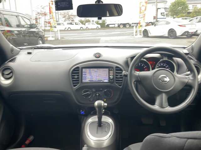 日産 ジューク 15RS タイプV 福島県 2012(平24)年 7.6万km ホワイトパール 純正SDナビ/・型番：MP311D-W/・BT/CD/DVD/AUX/SD/FM/AM/・バックカメラ/ビルトインETC/前後ドライブレコーダー/プッシュスタート/・スマートキー/LEDヘッドライト/・フォグランプ/・ヘッドライトレベライザー/電動格納ミラー/電流ソケット/純正フロアマット/純正ドアバイザー