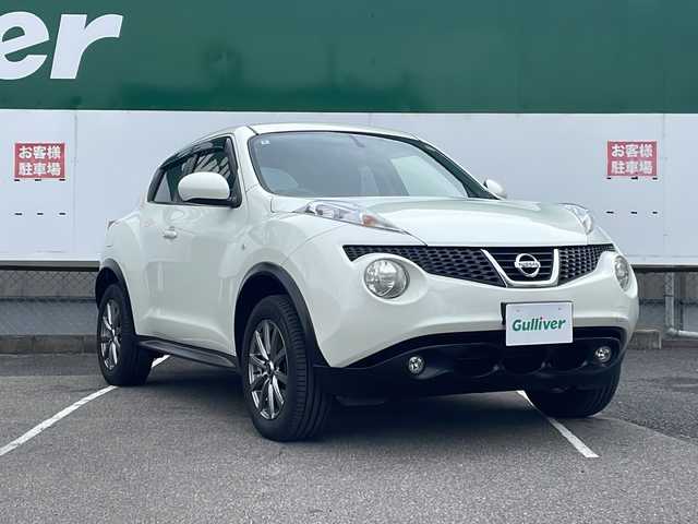 日産 ジューク 15RS タイプV 福島県 2012(平24)年 7.6万km ホワイトパール 純正SDナビ/・型番：MP311D-W/・BT/CD/DVD/AUX/SD/FM/AM/・バックカメラ/ビルトインETC/前後ドライブレコーダー/プッシュスタート/・スマートキー/LEDヘッドライト/・フォグランプ/・ヘッドライトレベライザー/電動格納ミラー/電流ソケット/純正フロアマット/純正ドアバイザー