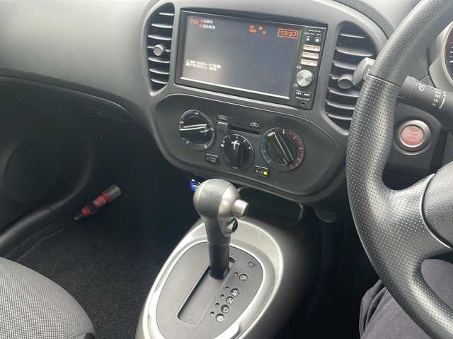 日産 ジューク 15RS タイプV 福島県 2012(平24)年 7.6万km ホワイトパール 純正SDナビ/・型番：MP311D-W/・BT/CD/DVD/AUX/SD/FM/AM/・バックカメラ/ビルトインETC/前後ドライブレコーダー/プッシュスタート/・スマートキー/LEDヘッドライト/・フォグランプ/・ヘッドライトレベライザー/電動格納ミラー/電流ソケット/純正フロアマット/純正ドアバイザー