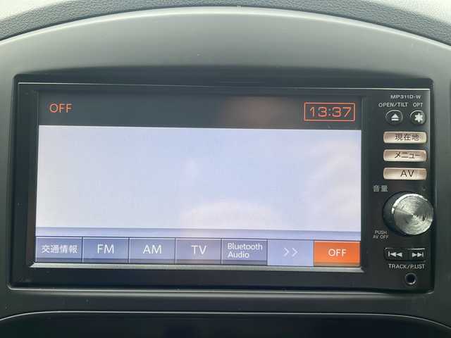 日産 ジューク 15RS タイプV 福島県 2012(平24)年 7.6万km ホワイトパール 純正SDナビ/・型番：MP311D-W/・BT/CD/DVD/AUX/SD/FM/AM/・バックカメラ/ビルトインETC/前後ドライブレコーダー/プッシュスタート/・スマートキー/LEDヘッドライト/・フォグランプ/・ヘッドライトレベライザー/電動格納ミラー/電流ソケット/純正フロアマット/純正ドアバイザー