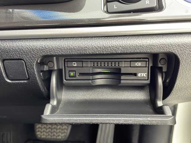 トヨタ クラウン ハイブリッド アスリートS 大阪府 2015(平27)年 5.8万km ホワイトパールクリスタルシャイン 純正８インチHDDナビ/【BT/フルセグTV/AUX/USB/DVD】/サンルーフ/ETC/バックカメラ/衝突被害軽減システム/クルーズコントロール追従無し/アイドリングストップ/オートライト/パワーシートD+N席/純正17インチアルミホイール/純正フロアマット/スマートキー