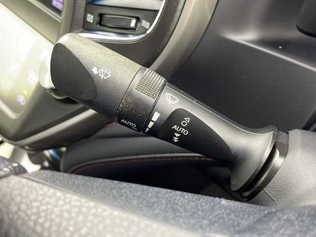 トヨタ クラウン ハイブリッド アスリートS 大阪府 2015(平27)年 5.8万km ホワイトパールクリスタルシャイン 純正８インチHDDナビ/【BT/フルセグTV/AUX/USB/DVD】/サンルーフ/ETC/バックカメラ/衝突被害軽減システム/クルーズコントロール追従無し/アイドリングストップ/オートライト/パワーシートD+N席/純正17インチアルミホイール/純正フロアマット/スマートキー