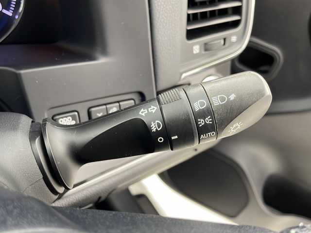 トヨタ クラウン ハイブリッド アスリートS 大阪府 2015(平27)年 5.8万km ホワイトパールクリスタルシャイン 純正８インチHDDナビ/【BT/フルセグTV/AUX/USB/DVD】/サンルーフ/ETC/バックカメラ/衝突被害軽減システム/クルーズコントロール追従無し/アイドリングストップ/オートライト/パワーシートD+N席/純正17インチアルミホイール/純正フロアマット/スマートキー