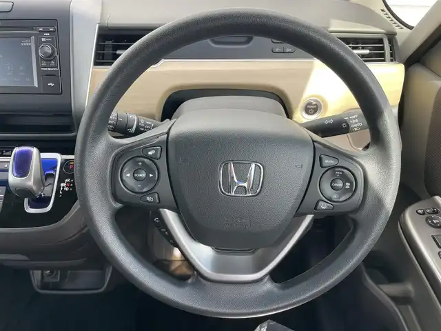 ホンダ フリード ハイブリット G ホンダセンシング 千葉県 2017(平29)年 3.2万km マンダリンゴールドM ホンダセンシング/・衝突軽減ブレーキ/レーンキープアシスト/・レーダークルーズコントロール/誤発進抑制/・先行車発進お知らせ/標識認識機能/純正ディスプレイオーディオ/・ワンセグ/BT/CD/USB/バックカメラ/ステアリングスイッチ/ETC/両側パワースライドドア/LEDヘッドライト/オートライト/スマートキー/プッシュスタート/純正フロアマット/純正15インチホイール