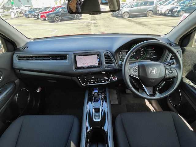 ホンダ ヴェゼル ハイブリッド X ホンダセンシング 静岡県 2018(平30)年 2.4万km プレミアムクリスタルレッドM ●社外ナビ/(フルセグ/CD/DVD/Bluetooth)/(VXM-185VFI)/●バックカメラ/●アダプティブクルーズコントロール/●衝突軽減ブレーキシステム/●車線維持支援システム/●誤発進抑制機能/●オートブレーキホールド/●電動サイドパーキング/●オートライト/●フォグランプ/●革巻きステアリング/●ステアリングスイッチ/●パドルシフト/●電動格納ウインカーミラー/●ETC/●純正フロアマット/●ドアバイザー/●自動防眩ミラー/●プッシュスタート/●スマートキー/●純正16インチアルミホイール/●W+サイド+カーテンSRS+ABS