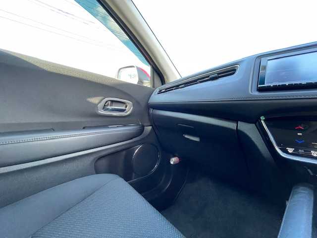 ホンダ ヴェゼル ハイブリッド X ホンダセンシング 静岡県 2018(平30)年 2.4万km プレミアムクリスタルレッドM ●社外ナビ/(フルセグ/CD/DVD/Bluetooth)/(VXM-185VFI)/●バックカメラ/●アダプティブクルーズコントロール/●衝突軽減ブレーキシステム/●車線維持支援システム/●誤発進抑制機能/●オートブレーキホールド/●電動サイドパーキング/●オートライト/●フォグランプ/●革巻きステアリング/●ステアリングスイッチ/●パドルシフト/●電動格納ウインカーミラー/●ETC/●純正フロアマット/●ドアバイザー/●自動防眩ミラー/●プッシュスタート/●スマートキー/●純正16インチアルミホイール/●W+サイド+カーテンSRS+ABS