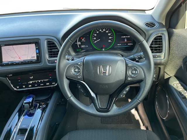 ホンダ ヴェゼル ハイブリッド X ホンダセンシング 静岡県 2018(平30)年 2.4万km プレミアムクリスタルレッドM ●社外ナビ/(フルセグ/CD/DVD/Bluetooth)/(VXM-185VFI)/●バックカメラ/●アダプティブクルーズコントロール/●衝突軽減ブレーキシステム/●車線維持支援システム/●誤発進抑制機能/●オートブレーキホールド/●電動サイドパーキング/●オートライト/●フォグランプ/●革巻きステアリング/●ステアリングスイッチ/●パドルシフト/●電動格納ウインカーミラー/●ETC/●純正フロアマット/●ドアバイザー/●自動防眩ミラー/●プッシュスタート/●スマートキー/●純正16インチアルミホイール/●W+サイド+カーテンSRS+ABS