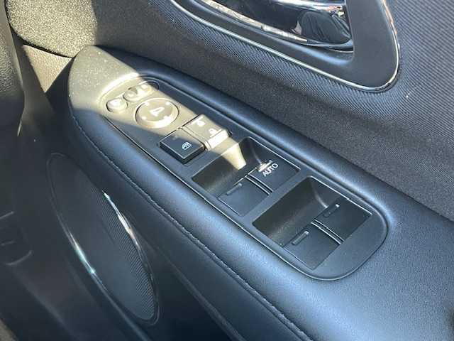 ホンダ ヴェゼル ハイブリッド X ホンダセンシング 静岡県 2018(平30)年 2.4万km プレミアムクリスタルレッドM ●社外ナビ/(フルセグ/CD/DVD/Bluetooth)/(VXM-185VFI)/●バックカメラ/●アダプティブクルーズコントロール/●衝突軽減ブレーキシステム/●車線維持支援システム/●誤発進抑制機能/●オートブレーキホールド/●電動サイドパーキング/●オートライト/●フォグランプ/●革巻きステアリング/●ステアリングスイッチ/●パドルシフト/●電動格納ウインカーミラー/●ETC/●純正フロアマット/●ドアバイザー/●自動防眩ミラー/●プッシュスタート/●スマートキー/●純正16インチアルミホイール/●W+サイド+カーテンSRS+ABS