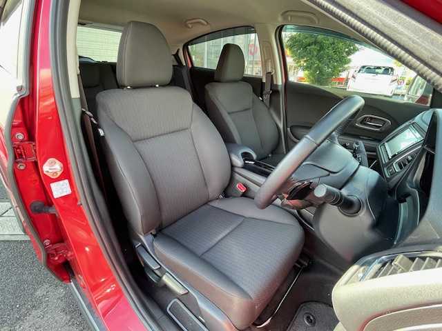 ホンダ ヴェゼル ハイブリッド X ホンダセンシング 静岡県 2018(平30)年 2.4万km プレミアムクリスタルレッドM ●社外ナビ/(フルセグ/CD/DVD/Bluetooth)/(VXM-185VFI)/●バックカメラ/●アダプティブクルーズコントロール/●衝突軽減ブレーキシステム/●車線維持支援システム/●誤発進抑制機能/●オートブレーキホールド/●電動サイドパーキング/●オートライト/●フォグランプ/●革巻きステアリング/●ステアリングスイッチ/●パドルシフト/●電動格納ウインカーミラー/●ETC/●純正フロアマット/●ドアバイザー/●自動防眩ミラー/●プッシュスタート/●スマートキー/●純正16インチアルミホイール/●W+サイド+カーテンSRS+ABS