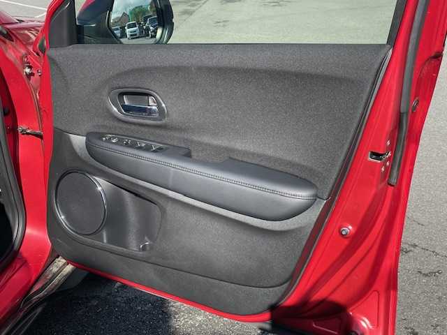 ホンダ ヴェゼル ハイブリッド X ホンダセンシング 静岡県 2018(平30)年 2.4万km プレミアムクリスタルレッドM ●社外ナビ/(フルセグ/CD/DVD/Bluetooth)/(VXM-185VFI)/●バックカメラ/●アダプティブクルーズコントロール/●衝突軽減ブレーキシステム/●車線維持支援システム/●誤発進抑制機能/●オートブレーキホールド/●電動サイドパーキング/●オートライト/●フォグランプ/●革巻きステアリング/●ステアリングスイッチ/●パドルシフト/●電動格納ウインカーミラー/●ETC/●純正フロアマット/●ドアバイザー/●自動防眩ミラー/●プッシュスタート/●スマートキー/●純正16インチアルミホイール/●W+サイド+カーテンSRS+ABS