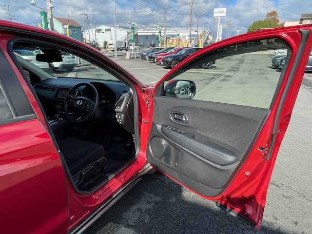 ホンダ ヴェゼル ハイブリッド X ホンダセンシング 静岡県 2018(平30)年 2.4万km プレミアムクリスタルレッドM ●社外ナビ/(フルセグ/CD/DVD/Bluetooth)/(VXM-185VFI)/●バックカメラ/●アダプティブクルーズコントロール/●衝突軽減ブレーキシステム/●車線維持支援システム/●誤発進抑制機能/●オートブレーキホールド/●電動サイドパーキング/●オートライト/●フォグランプ/●革巻きステアリング/●ステアリングスイッチ/●パドルシフト/●電動格納ウインカーミラー/●ETC/●純正フロアマット/●ドアバイザー/●自動防眩ミラー/●プッシュスタート/●スマートキー/●純正16インチアルミホイール/●W+サイド+カーテンSRS+ABS