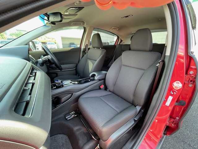 ホンダ ヴェゼル ハイブリッド X ホンダセンシング 静岡県 2018(平30)年 2.4万km プレミアムクリスタルレッドM ●社外ナビ/(フルセグ/CD/DVD/Bluetooth)/(VXM-185VFI)/●バックカメラ/●アダプティブクルーズコントロール/●衝突軽減ブレーキシステム/●車線維持支援システム/●誤発進抑制機能/●オートブレーキホールド/●電動サイドパーキング/●オートライト/●フォグランプ/●革巻きステアリング/●ステアリングスイッチ/●パドルシフト/●電動格納ウインカーミラー/●ETC/●純正フロアマット/●ドアバイザー/●自動防眩ミラー/●プッシュスタート/●スマートキー/●純正16インチアルミホイール/●W+サイド+カーテンSRS+ABS