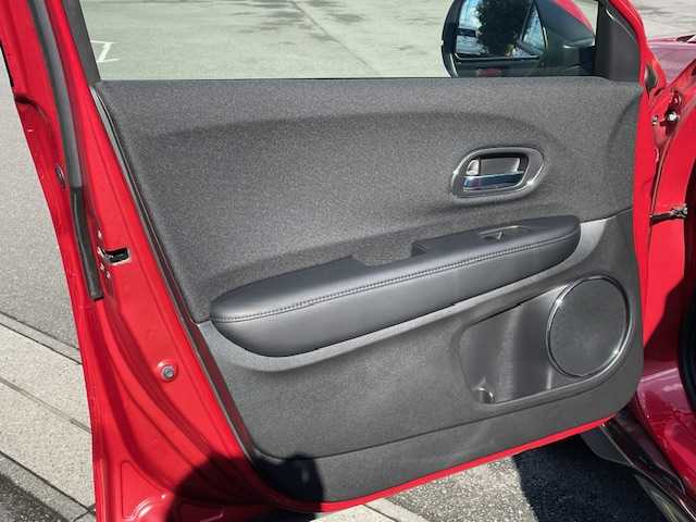 ホンダ ヴェゼル ハイブリッド X ホンダセンシング 静岡県 2018(平30)年 2.4万km プレミアムクリスタルレッドM ●社外ナビ/(フルセグ/CD/DVD/Bluetooth)/(VXM-185VFI)/●バックカメラ/●アダプティブクルーズコントロール/●衝突軽減ブレーキシステム/●車線維持支援システム/●誤発進抑制機能/●オートブレーキホールド/●電動サイドパーキング/●オートライト/●フォグランプ/●革巻きステアリング/●ステアリングスイッチ/●パドルシフト/●電動格納ウインカーミラー/●ETC/●純正フロアマット/●ドアバイザー/●自動防眩ミラー/●プッシュスタート/●スマートキー/●純正16インチアルミホイール/●W+サイド+カーテンSRS+ABS