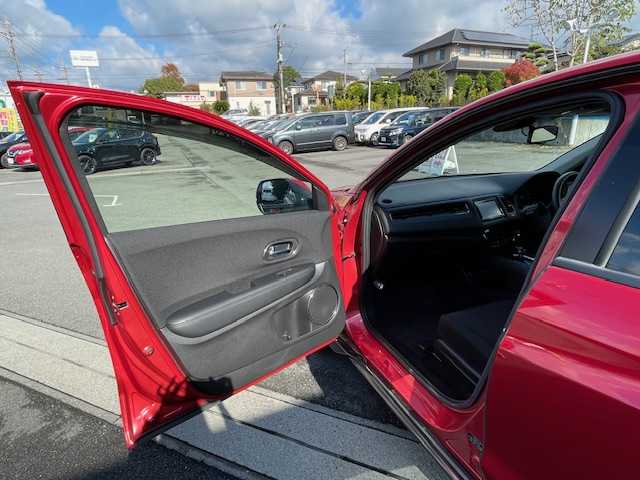 ホンダ ヴェゼル ハイブリッド X ホンダセンシング 静岡県 2018(平30)年 2.4万km プレミアムクリスタルレッドM ●社外ナビ/(フルセグ/CD/DVD/Bluetooth)/(VXM-185VFI)/●バックカメラ/●アダプティブクルーズコントロール/●衝突軽減ブレーキシステム/●車線維持支援システム/●誤発進抑制機能/●オートブレーキホールド/●電動サイドパーキング/●オートライト/●フォグランプ/●革巻きステアリング/●ステアリングスイッチ/●パドルシフト/●電動格納ウインカーミラー/●ETC/●純正フロアマット/●ドアバイザー/●自動防眩ミラー/●プッシュスタート/●スマートキー/●純正16インチアルミホイール/●W+サイド+カーテンSRS+ABS