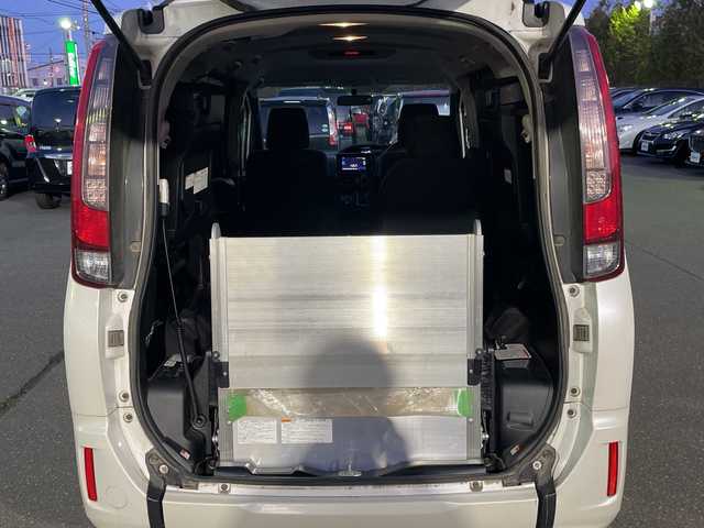 トヨタ ノア X 道東・釧路十勝 2014(平26)年 6.7万km ホワイトパールクリスタルシャイン 福祉車両/4WD/純正ナビ(AM、FM、フルセグTV、SD、CD、DVD)/ETC/両側パワースライドドア/積み込み冬タイヤ/スロープボタン/アイドリングストップ/バックカメラ/横滑り防止/オートライト/電格ミラー/プッシュスタート/エコモードボタン