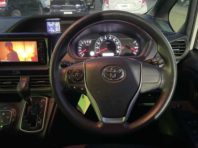 トヨタ ノア X 道東・釧路十勝 2014(平26)年 6.7万km ホワイトパールクリスタルシャイン 福祉車両/4WD/純正ナビ(AM、FM、フルセグTV、SD、CD、DVD)/ETC/両側パワースライドドア/積み込み冬タイヤ/スロープボタン/アイドリングストップ/バックカメラ/横滑り防止/オートライト/電格ミラー/プッシュスタート/エコモードボタン