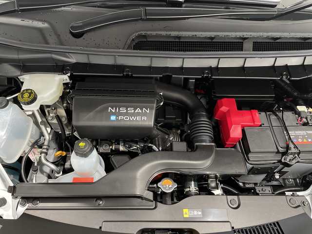 日産 セレナ e－パワー ハイウェイスター V 新潟県 2025(令7)年 0.1千km プリズムホワイト フリップダウンモニター/純正ナビ/　　フルセグ/BT/FM/AM/アラウンドビューモニター/レーダークルーズコントロール/両側パワースライドドア/LEDオートライト/オートハイビーム/純正16インチアルミホイール/ステアリングスイッチ/BSM/デジタルインナーミラー/置くだけ充電/スマートキー