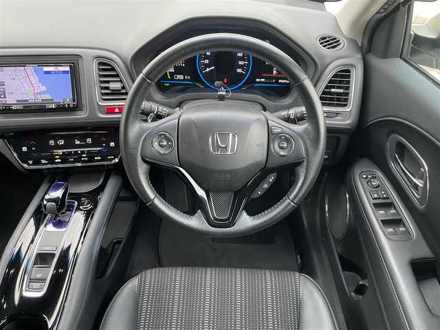 ホンダ ヴェゼル ハイブリッド Z 長崎県 2014(平26)年 9.4万km ホワイトオーキッドパール (株)IDOMが運営する【じしゃロン長崎店】の自社ローン専用車両になりますこちらは現金またはオートローンご利用時の価格です。自社ローンご希望の方は別途その旨お申付け下さい/ナビ　/バックカメラ　/ハーフレザーシート　/シートヒーター　/衝突被害軽減ブレーキ　/ＬＥＤヘッドライト　/オートライト　/フォグランプ　/クルーズコントロール　/パドルシフト　/ＥＴＣ　/プッシュスタート