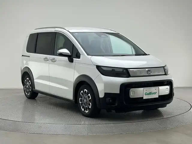 ホンダ フリード ハイブリット e:HEV クロスター 兵庫県 2025(令7)年 0.1千km プラチナホワイトパール 純正９インチナビ/FM/AM/BT/バックカメラ/フルセグTV/両側パワースライドドア/追従式クルーズコントロール/オートライト/LEDヘッドランプ/フォグランプ/ウインカーミラー/電動格納ミラー/オートブレーキホールド/電動サイドブレーキ/シートヒーター（D/N席）/リアクーラー/本革巻きステアリング/BSM/後席サンシェード