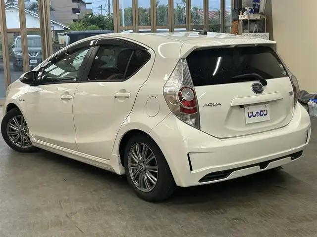 トヨタ アクア S 宮崎県 2014(平26)年 10.5万km ライムホワイトパールクリスタルシャイン /ナビ(AVIC-MRZ009)//TV/CD/DVD/Bluetooth//バックカメラ//ETC//社外アルミホイール//社外フロアマット//ドアバイザー//ヘッドライトレベライザー//電格ウィンカーミラー