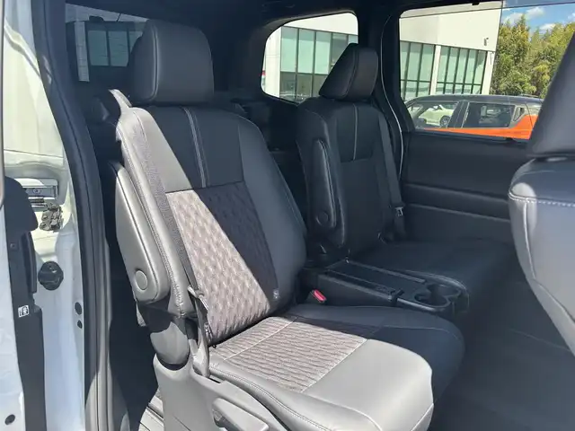 トヨタ ノア S－Z 奈良県 2022(令4)年 2.4万km ホワイトパールクリスタルシャイン 純正フルセグナビ　/Ｂｌｕｅｔｏｏｔｈ　/ＣＤ／ＤＶＤ　/ＵＳＢ入力端子　/ＨＤＭＩ/レーダークルーズコントロール　/スペアキー　/バックカメラ　/ハーフレザーシート　/両側パワースライドドア　/純正フロアマット/純正アルミホイール/純正ＬＥＤヘッドライト