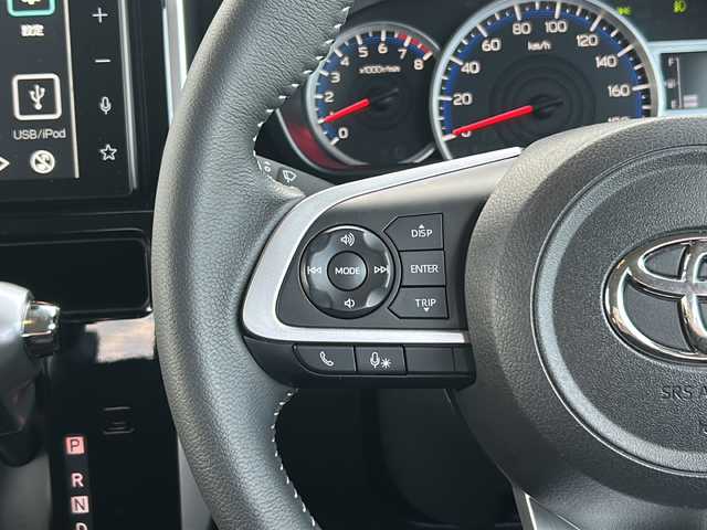 トヨタ ルーミー カスタムG 福岡県 2023(令5)年 2.1万km ブラックマイカメタリック ・純正9インチディスプレイオーディオ/-BT/フルセグ/AppleCarPlay/AndroidAuto/・バックカメラ/・レーダークルーズコントロール/・衝突軽減ブレーキ/・クリアランスソナー/・前後ドライブレコーダー【ZDR035】/・電動パーキングブレーキ/・ブレーキホールド/・オートライト/・オートハイビーム/・ステアリングリモコン/・サンシェード/・ウィンカーミラー/・横滑り防止装置/・車線逸脱警報/・LEDヘッドライト/・フォグランプ/・純正アルミ14インチ/・純正フロアマット/・スマートキー/・スペアキー×１
