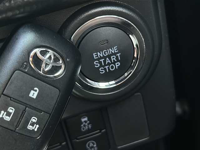 トヨタ ルーミー カスタムG 福岡県 2023(令5)年 2.1万km ブラックマイカメタリック ・純正9インチディスプレイオーディオ/-BT/フルセグ/AppleCarPlay/AndroidAuto/・バックカメラ/・レーダークルーズコントロール/・衝突軽減ブレーキ/・クリアランスソナー/・前後ドライブレコーダー【ZDR035】/・電動パーキングブレーキ/・ブレーキホールド/・オートライト/・オートハイビーム/・ステアリングリモコン/・サンシェード/・ウィンカーミラー/・横滑り防止装置/・車線逸脱警報/・LEDヘッドライト/・フォグランプ/・純正アルミ14インチ/・純正フロアマット/・スマートキー/・スペアキー×１