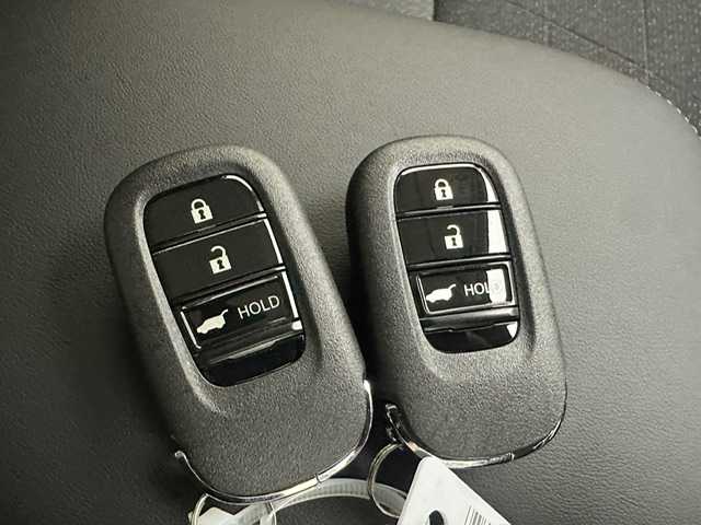 ホンダ ヴェゼル ハイブリッド e:HEV Z 兵庫県 2025(令7)年 0.1千km プラチナホワイトパール ・登録済み未使用車/・純正コネクトナビ/（フルセグ、ＢＴ、ＵＳＢ）　　/・apple　carplay/・androido auto/・バックカメラ　/・レーダークルーズコントロール　/・コーナーセンサー　　/・踏み間違い　/・PCS/・BSI/・LKA/・DAC/・BREAK　HOLD/・ビルトインETC２．０　/・パワーバックドア/・シートヒーター　/・ISOFIX　/・ハーフレザー/・ステアリングヒーター/・パドルシフト/・ＬＥＤヘッドライト/・LEDフォグランプ/・オートハイ/・オートライト/・スペアキー×１/・ワイヤレス充電/・電子パーキング　