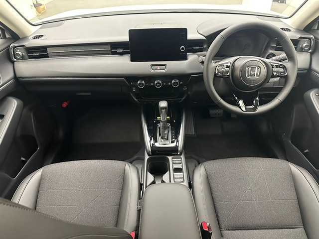 ホンダ ヴェゼル ハイブリッド e:HEV Z 兵庫県 2025(令7)年 0.1千km プラチナホワイトパール ・登録済み未使用車/・純正コネクトナビ/（フルセグ、ＢＴ、ＵＳＢ）　　/・apple　carplay/・androido auto/・バックカメラ　/・レーダークルーズコントロール　/・コーナーセンサー　　/・踏み間違い　/・PCS/・BSI/・LKA/・DAC/・BREAK　HOLD/・ビルトインETC２．０　/・パワーバックドア/・シートヒーター　/・ISOFIX　/・ハーフレザー/・ステアリングヒーター/・パドルシフト/・ＬＥＤヘッドライト/・LEDフォグランプ/・オートハイ/・オートライト/・スペアキー×１/・ワイヤレス充電/・電子パーキング　