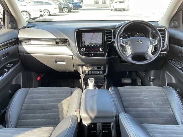 三菱 アウトランダー ＰＨＥＶ G プラスパッケージ 道北・旭川 2020(令2)年 6万km シルキーホワイト /4WD//禁煙車//純正スマートフォン連携ナビ//BT/USB/フルセグ//全方位カメラ//電気温水式ヒーター//衝突軽減ブレーキ//レーンキープ//レーダークルーズコントロール//コーナーセンサー//パドルシフト//パワーバックドア//ハーフレザーシート//運転席パワーシート//シートヒーター//ステアリングヒーター//100V/１５００Ｗ//オートハイビーム//オートライト//ＬＥＤヘッドライト//フォグライト//オートリトラミラー//オートワイパー//純正フロアマット//ドアバイザー