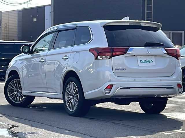 三菱 アウトランダー ＰＨＥＶ G プラスパッケージ 道北・旭川 2020(令2)年 6万km シルキーホワイト /4WD//禁煙車//純正スマートフォン連携ナビ//BT/USB/フルセグ//全方位カメラ//電気温水式ヒーター//衝突軽減ブレーキ//レーンキープ//レーダークルーズコントロール//コーナーセンサー//パドルシフト//パワーバックドア//ハーフレザーシート//運転席パワーシート//シートヒーター//ステアリングヒーター//100V/１５００Ｗ//オートハイビーム//オートライト//ＬＥＤヘッドライト//フォグライト//オートリトラミラー//オートワイパー//純正フロアマット//ドアバイザー