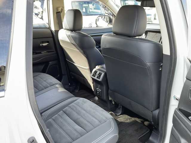 三菱 アウトランダー ＰＨＥＶ G プラスパッケージ 道北・旭川 2020(令2)年 6万km シルキーホワイト /4WD//禁煙車//純正スマートフォン連携ナビ//BT/USB/フルセグ//全方位カメラ//電気温水式ヒーター//衝突軽減ブレーキ//レーンキープ//レーダークルーズコントロール//コーナーセンサー//パドルシフト//パワーバックドア//ハーフレザーシート//運転席パワーシート//シートヒーター//ステアリングヒーター//100V/１５００Ｗ//オートハイビーム//オートライト//ＬＥＤヘッドライト//フォグライト//オートリトラミラー//オートワイパー//純正フロアマット//ドアバイザー