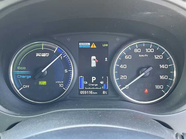 三菱 アウトランダー ＰＨＥＶ G プラスパッケージ 道北・旭川 2020(令2)年 6万km シルキーホワイト /4WD//禁煙車//純正スマートフォン連携ナビ//BT/USB/フルセグ//全方位カメラ//電気温水式ヒーター//衝突軽減ブレーキ//レーンキープ//レーダークルーズコントロール//コーナーセンサー//パドルシフト//パワーバックドア//ハーフレザーシート//運転席パワーシート//シートヒーター//ステアリングヒーター//100V/１５００Ｗ//オートハイビーム//オートライト//ＬＥＤヘッドライト//フォグライト//オートリトラミラー//オートワイパー//純正フロアマット//ドアバイザー