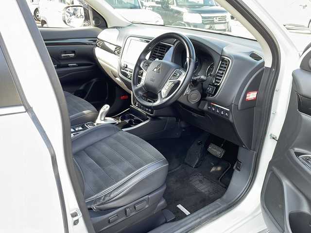 三菱 アウトランダー ＰＨＥＶ G プラスパッケージ 道北・旭川 2020(令2)年 6万km シルキーホワイト /4WD//禁煙車//純正スマートフォン連携ナビ//BT/USB/フルセグ//全方位カメラ//電気温水式ヒーター//衝突軽減ブレーキ//レーンキープ//レーダークルーズコントロール//コーナーセンサー//パドルシフト//パワーバックドア//ハーフレザーシート//運転席パワーシート//シートヒーター//ステアリングヒーター//100V/１５００Ｗ//オートハイビーム//オートライト//ＬＥＤヘッドライト//フォグライト//オートリトラミラー//オートワイパー//純正フロアマット//ドアバイザー