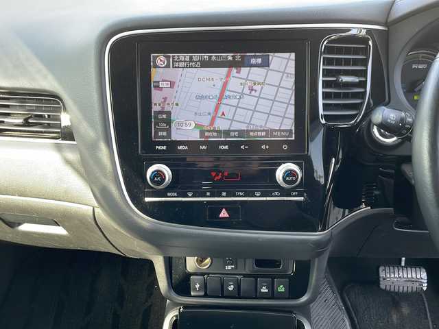 三菱 アウトランダー ＰＨＥＶ G プラスパッケージ 道北・旭川 2020(令2)年 6万km シルキーホワイト /4WD//禁煙車//純正スマートフォン連携ナビ//BT/USB/フルセグ//全方位カメラ//電気温水式ヒーター//衝突軽減ブレーキ//レーンキープ//レーダークルーズコントロール//コーナーセンサー//パドルシフト//パワーバックドア//ハーフレザーシート//運転席パワーシート//シートヒーター//ステアリングヒーター//100V/１５００Ｗ//オートハイビーム//オートライト//ＬＥＤヘッドライト//フォグライト//オートリトラミラー//オートワイパー//純正フロアマット//ドアバイザー