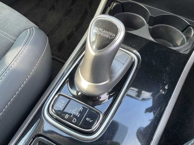 三菱 アウトランダー ＰＨＥＶ G プラスパッケージ 道北・旭川 2020(令2)年 6万km シルキーホワイト /4WD//禁煙車//純正スマートフォン連携ナビ//BT/USB/フルセグ//全方位カメラ//電気温水式ヒーター//衝突軽減ブレーキ//レーンキープ//レーダークルーズコントロール//コーナーセンサー//パドルシフト//パワーバックドア//ハーフレザーシート//運転席パワーシート//シートヒーター//ステアリングヒーター//100V/１５００Ｗ//オートハイビーム//オートライト//ＬＥＤヘッドライト//フォグライト//オートリトラミラー//オートワイパー//純正フロアマット//ドアバイザー