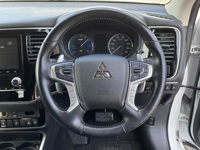 三菱 アウトランダー ＰＨＥＶ G プラスパッケージ 道北・旭川 2020(令2)年 6万km シルキーホワイト /4WD//禁煙車//純正スマートフォン連携ナビ//BT/USB/フルセグ//全方位カメラ//電気温水式ヒーター//衝突軽減ブレーキ//レーンキープ//レーダークルーズコントロール//コーナーセンサー//パドルシフト//パワーバックドア//ハーフレザーシート//運転席パワーシート//シートヒーター//ステアリングヒーター//100V/１５００Ｗ//オートハイビーム//オートライト//ＬＥＤヘッドライト//フォグライト//オートリトラミラー//オートワイパー//純正フロアマット//ドアバイザー