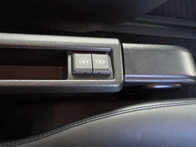 トヨタ ヴォクシー S－Z 道北・旭川 2022(令4)年 3.7万km グリッターブラックガラスフレーク /ワンオーナー//寒冷地仕様//禁煙車　//純正１０．５インチメモリーナビ//ＣＤ・ＤＶＤ・ＢＴ・フルセグ//純正エンジンスターター//両側パワースライドドア//ユニバーサルステップ//ハーフレザーシート//前席シートヒーター//前後ドライブレコーダー//バックカメラ//セーフティセンス//プリクラッシュブレーキ//レーンデパーチャーアラート//レーダークルーズコントロール//プロアクティブドライビングアシスト//パーキングサポートブレーキ//ロードサインアシスト//クリアランスソナー//ＬＥＤヘッドライト//オートライト//リアサンシェード//ＥＴＣ2.0//保証書//スペアキー×１