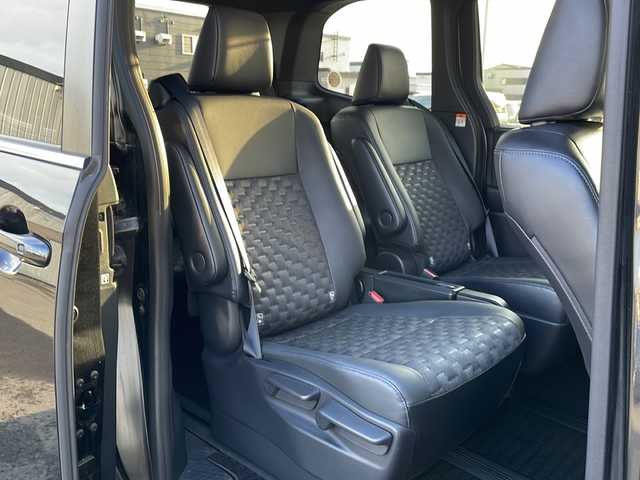 トヨタ ヴォクシー S－Z 道北・旭川 2022(令4)年 3.7万km グリッターブラックガラスフレーク /ワンオーナー//寒冷地仕様//禁煙車　//純正１０．５インチメモリーナビ//ＣＤ・ＤＶＤ・ＢＴ・フルセグ//純正エンジンスターター//両側パワースライドドア//ユニバーサルステップ//ハーフレザーシート//前席シートヒーター//前後ドライブレコーダー//バックカメラ//セーフティセンス//プリクラッシュブレーキ//レーンデパーチャーアラート//レーダークルーズコントロール//プロアクティブドライビングアシスト//パーキングサポートブレーキ//ロードサインアシスト//クリアランスソナー//ＬＥＤヘッドライト//オートライト//リアサンシェード//ＥＴＣ2.0//保証書//スペアキー×１