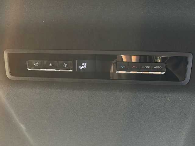 トヨタ ヴォクシー S－Z 道北・旭川 2022(令4)年 3.7万km グリッターブラックガラスフレーク /ワンオーナー//寒冷地仕様//禁煙車　//純正１０．５インチメモリーナビ//ＣＤ・ＤＶＤ・ＢＴ・フルセグ//純正エンジンスターター//両側パワースライドドア//ユニバーサルステップ//ハーフレザーシート//前席シートヒーター//前後ドライブレコーダー//バックカメラ//セーフティセンス//プリクラッシュブレーキ//レーンデパーチャーアラート//レーダークルーズコントロール//プロアクティブドライビングアシスト//パーキングサポートブレーキ//ロードサインアシスト//クリアランスソナー//ＬＥＤヘッドライト//オートライト//リアサンシェード//ＥＴＣ2.0//保証書//スペアキー×１