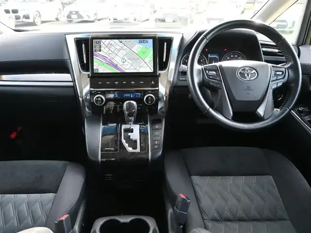 トヨタ アルファード S 千葉県 2019(平31)年 5.6万km ホワイトパールクリスタルシャイン Toyota Safety Sense/・プリクラッシュセーフティ/・レーンディパーチャーアラート/・オートハイビーム/・レーダークルーズコントロール/両側パワースライドドア/10インチ純正SDナビ/地デジTV/【DVD/CD再生機能　Bluetooth接続】/バックカメラ/フリップダウンモニター/ドライブレコーダー（前後撮影）/革巻きステアリング/ステアリングスイッチ/ETC/LEDヘッドライト/フォグライト/ウインカーミラー/クリアランスソナー/社外17インチアルミホイル/サイド/カーテンエアバッグ/スマートキー