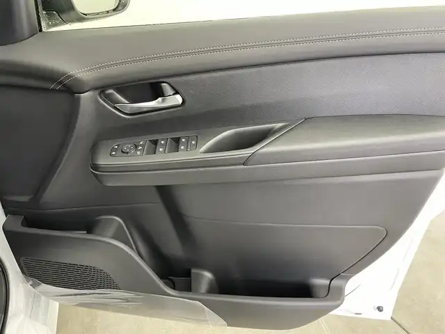 日産 セレナ e－パワー ハイウェイスター V 富山県 2025(令7)年 0.1千km プリズムホワイト 登録済未使用車/純正12.3型ナビ（AM/FM/BT/USB/HDMI）/フルセグTV/全方位カメラ/純正11型後席モニター/前後ドライブレコーダー/ETC/デジタルインナーミラー/ブラインドスポットモニター/衝突被害軽減システム/レーダークルーズコントロール/レーンキープアシスト/コーナーセンサー/横滑り防止装置/アイドリングストップ/純正アルミホイール/オートLEDライト/オートマチックハイビーム/フォグライト/オートホールド付電子パーキング/革巻きステアリング/ステアリングスイッチ/スマートキー/スペアキー