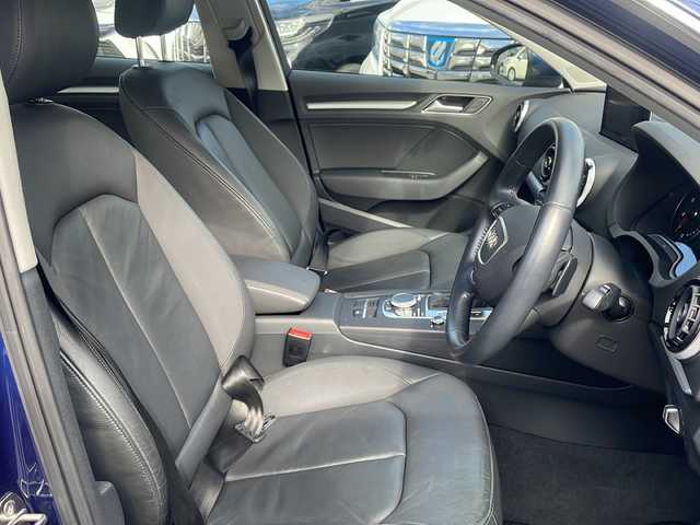 アウディ Ａ３ スポーツバック 1．4 TFSI 大阪府 2015(平27)年 2.9万km 青Ｍ メーカー純正ナビ/バックカメラ/ビルトインETC/HIDヘッドライト/フォグランプ/純正16インチAW/クルーズコントロール/ウインカーミラー/黒革シート/革巻きステアリング/パドルシフト/ドライブレコーダー/フロアマット/保証書/取扱説明書