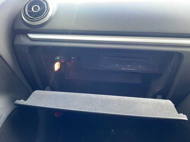 アウディ Ａ３ スポーツバック 1．4 TFSI 大阪府 2015(平27)年 2.9万km 青Ｍ メーカー純正ナビ/バックカメラ/ビルトインETC/HIDヘッドライト/フォグランプ/純正16インチAW/クルーズコントロール/ウインカーミラー/黒革シート/革巻きステアリング/パドルシフト/ドライブレコーダー/フロアマット/保証書/取扱説明書