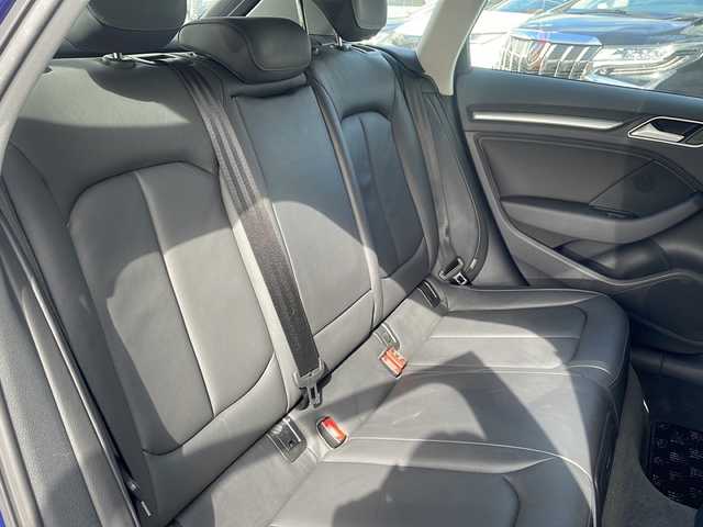 アウディ Ａ３ スポーツバック 1．4 TFSI 大阪府 2015(平27)年 2.9万km 青Ｍ メーカー純正ナビ/バックカメラ/ビルトインETC/HIDヘッドライト/フォグランプ/純正16インチAW/クルーズコントロール/ウインカーミラー/黒革シート/革巻きステアリング/パドルシフト/ドライブレコーダー/フロアマット/保証書/取扱説明書