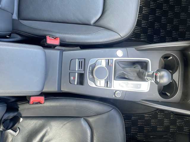 アウディ Ａ３ スポーツバック 1．4 TFSI 大阪府 2015(平27)年 2.9万km 青Ｍ メーカー純正ナビ/バックカメラ/ビルトインETC/HIDヘッドライト/フォグランプ/純正16インチAW/クルーズコントロール/ウインカーミラー/黒革シート/革巻きステアリング/パドルシフト/ドライブレコーダー/フロアマット/保証書/取扱説明書