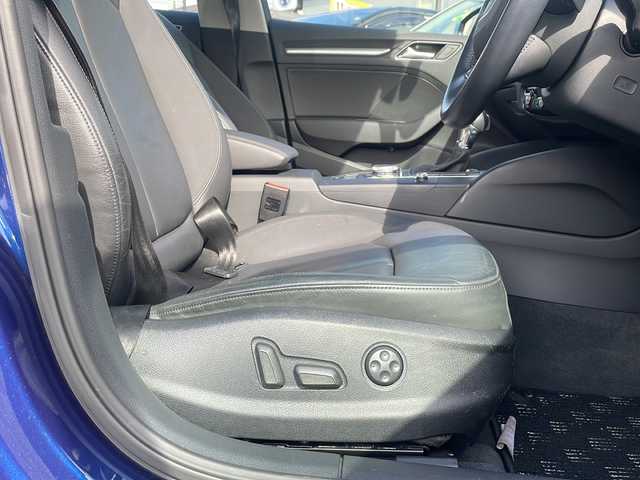 アウディ Ａ３ スポーツバック 1．4 TFSI 大阪府 2015(平27)年 2.9万km 青Ｍ メーカー純正ナビ/バックカメラ/ビルトインETC/HIDヘッドライト/フォグランプ/純正16インチAW/クルーズコントロール/ウインカーミラー/黒革シート/革巻きステアリング/パドルシフト/ドライブレコーダー/フロアマット/保証書/取扱説明書