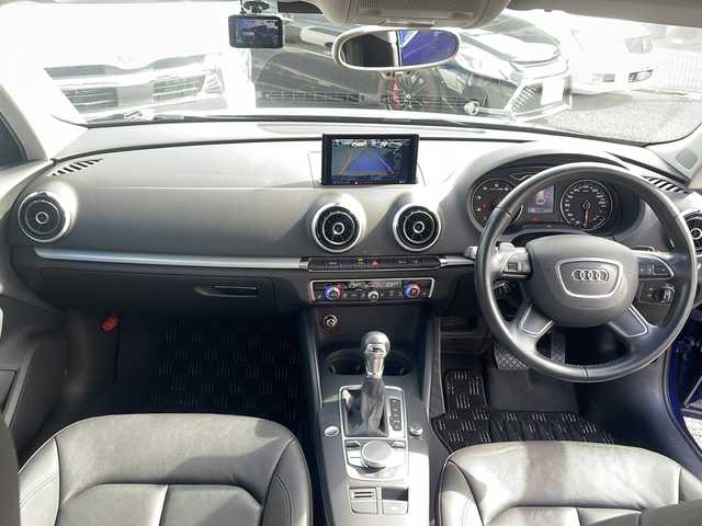 アウディ Ａ３ スポーツバック 1．4 TFSI 大阪府 2015(平27)年 2.9万km 青Ｍ メーカー純正ナビ/バックカメラ/ビルトインETC/HIDヘッドライト/フォグランプ/純正16インチAW/クルーズコントロール/ウインカーミラー/黒革シート/革巻きステアリング/パドルシフト/ドライブレコーダー/フロアマット/保証書/取扱説明書